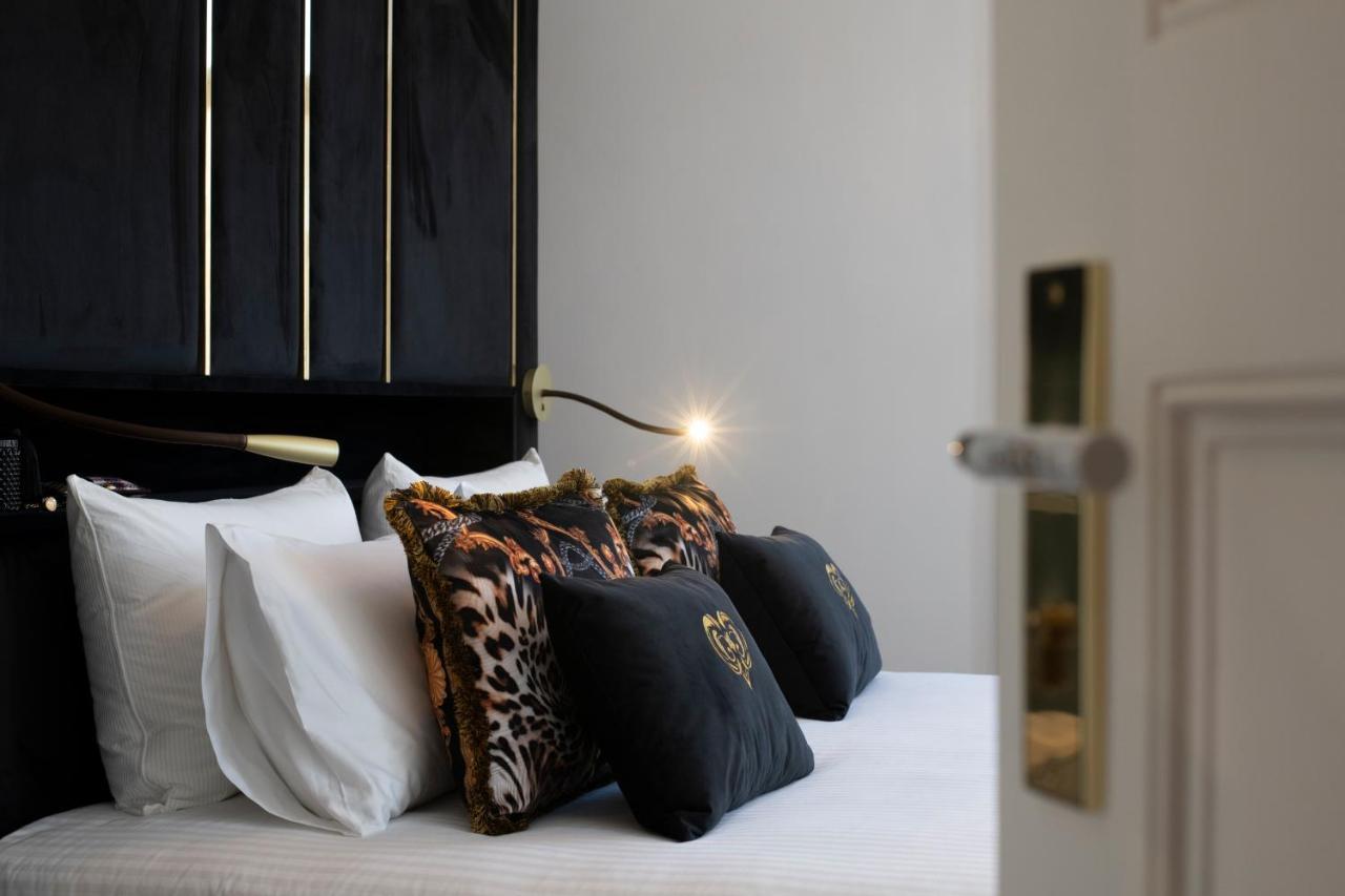 1877 Estrela Palace أفيرو المظهر الخارجي الصورة A bed with cushions