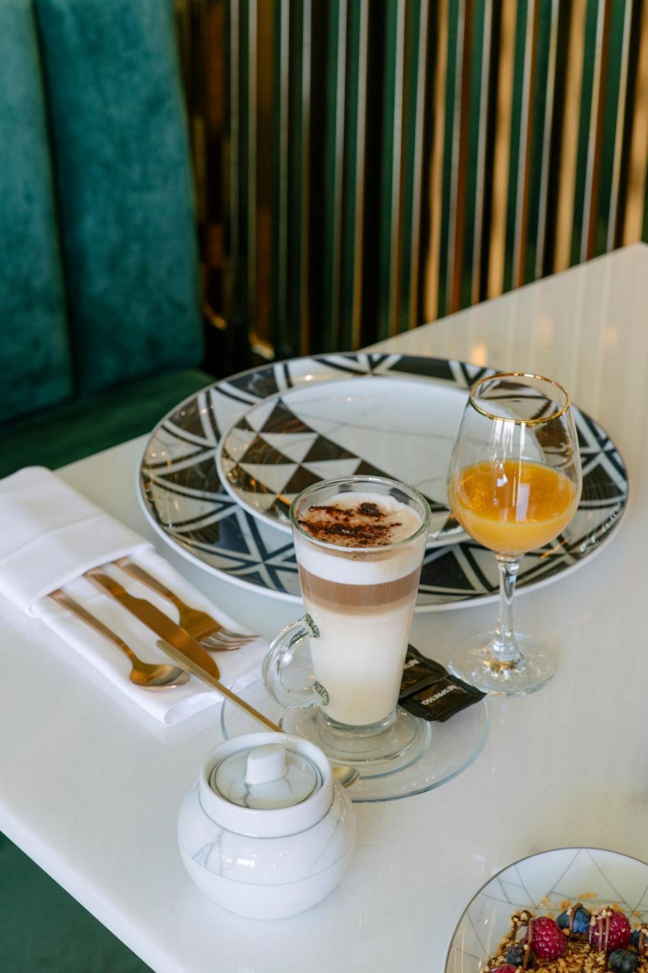 1877 Estrela Palace أفيرو المظهر الخارجي الصورة A glass of egg liqueur